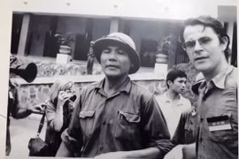 Trung tá Bùi Văn Tùng (bên trái) - chính ủy Lữ đoàn xe tăng 203 cùng nhà báo Borries Gallasch (Đức) tại sân dinh Độc Lập, Sài Gòn trưa 30-4-1975 - Ảnh tư liệu, chụp lại