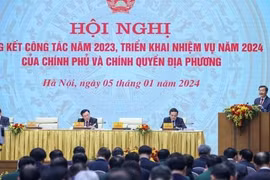 Các đồng chí lãnh đạo chủ trì Hội nghị tổng kết công tác năm 2023, triển khai nhiệm vụ năm 2024 của Chính phủ và chính quyền địa phương. Ảnh VGP/Nhật Bắc