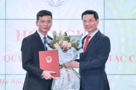 Bộ trưởng Bộ Thông tin và Truyền thông Nguyễn Mạnh Hùng trao quyết định bổ nhiệm chức danh Thư ký Bộ trưởng cho ông Lê Thái Hòa. (Ảnh: Lê Anh Dũng)