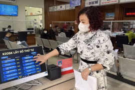 Người dân lấy số thứ tự giải quyết TTHC tại Trung tâm Hành chính công thành phố.