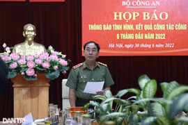 Thượng tướng Trần Quốc Tỏ - Thứ trưởng Bộ Công an chủ trì cuộc họp báo chiều 30/6 (Ảnh: Nguyễn Dương).