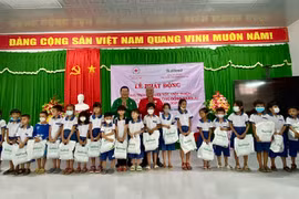 Nutifood trao sữa cho các học sinh tại trường Tiểu học Nguyễn Thị Lang, huyện Bình Đại, tỉnh Bến Tre ngày 26/5