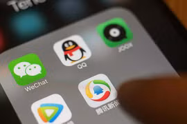 Lệnh cấm WeChat của Tổng thống Trump ảnh hưởng trực tiếp đến người Mỹ gốc Trung Quốc. Ảnh:Bloomberg.