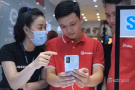 Nhân viên bán hàng đang tư vấn khách mua điện thoại Samsung. (Ảnh: Hải Đăng)