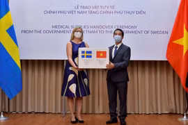 Đại sứ Ann Mawe (bên trái) đại diện nhận món quà Chính phủ và nhân dân Việt Nam tặng Thụy Điển.