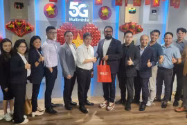 Đại diện SFA tặng quà cho đại diện VDCA.