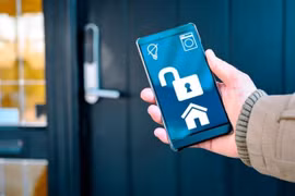 Người dùng đang trải nghiệm nhiều thiết bị smart home riêng lẻ như camera an ninh, bật tắt đèn từ xa... Ảnh: Southshorelocksmiths.