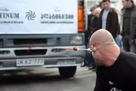 Kéo ô tô... bằng tai