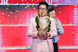 Đức Phúc bật khóc khi giành chiến thắng tại chung kết Giọng hát Việt 2015. Ảnh: Lý Võ Phú Hưng.