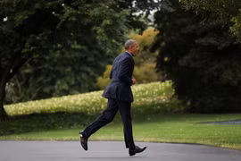 Ông Obama chạy về nhà lấy điện thoại trước khi lên đường đến Chicago