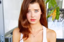 Người mẫu Sarah McDaniel với 2 màu mắt