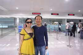 Chính Chu và vợ trong một lần về Việt Nam