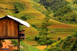 Khách du lịch luôn lưu luyến mảnh đất vùng cao và nụ cười trong veo của những đứa trẻ vùng sơn cước