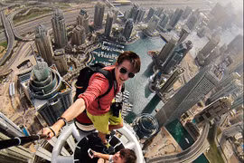 Chụp ảnh với gậy selfie cho thấy bạn đang đi du lịch vui vẻ cùng nhóm hay đang cô đơn