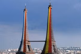 Tháp Eiffel B (phải) có gắn cờ Bỉ được nối với tháp Eiffel A (trái) có gắn cờ Pháp bằng một chiếc cầu - Ảnh: 7 sur 7