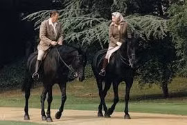 Tổng thống Mỹ Reagan và nữ hoàng Anh Elizabeth cùng cưỡi ngựa và trò chuyện thân mật giữa thập kỷ 1980