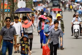 Người dân đội nắng đổ về di tích đền Hùng (tỉnh Phú Thọ) - Ảnh Nguyễn Khánh