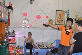 Nhân viên truyền hình FPT đang lắp đặt cho khách hàng xem thử dịch vụ truyền hình. Ảnh: chungta.vn