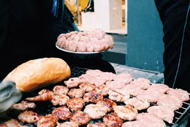 Bánh mì ở đây "ghi điểm" nhờ thịt nướng chất lượng.