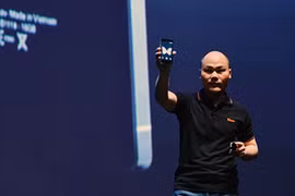 ng Nguyễn Tử Quảng tự hào công bố sản phẩm BPhone tại lễ ra mắt sáng nay 26/5/2015.