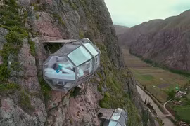 Loại hình giường ngủ trên vách đá tại khu vực dãy núi Andes ở Peru có tên Skylodge, được treo ở độ cao 122m so với mặt đất.
