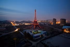 Phiên bản tháp Eiffel ‘nhái lại’, được xây năm 2007, có khả năng chứa 10.000 người 