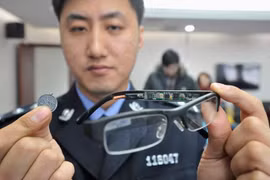 Một chiếc kính gắn camera bị tịch thu trong kỳ thi năm trước, với thiết bị thu sóng nhỏ như đồng xu.