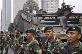 Lực lượng quân đội Indonesia làm nhiệm vụ bảo vệ tại trung tâm Jakarta ngày 13/1