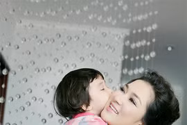 Hoa hậu Nguyễn Thị Huyền và con gái Tống Khánh Linh 