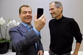 Ông Medvedev nhận được món quà sinh nhật iPhone 4 từ CEO Apples đã khuất Steven Jobs