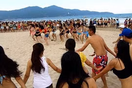 Một buổi diễn flasmob với thông điệp “Tắm biển văn minh với trang phục áo tắm” tại Đà Nẵng. Ảnh: Khôi Trần