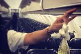 Passenger Shaming là trang web "tố cáo" những hành động đáng xấu hổ của du khách trên khắp thế giới khi đi máy bay, từ việc tiểu tiện bất lịch sự