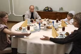 Gia đình tổng thống Putin khi 2 cô con gái còn nhỏ