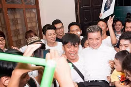 Fan vây quanh Đàm Vĩnh Hưng tại The Voice 2015. Ảnh: FanViet.vn