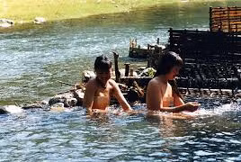 Thiếu nữ Tây Bắc tắm dưới nắng chiều