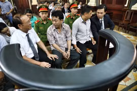 Nguyễn Minh Hùng và Nguyễn Mạnh Cường trước giờ xét xử - Ảnh: HỮU KHOA