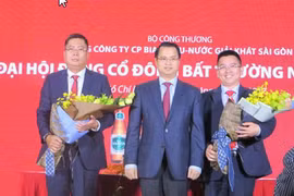 Ông Nguyễn Thành Nam - Người ngoài cùng bên trái