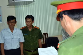 Công an đọc lệnh quyết định khởi tố, bắt giam bị can Trần Hồng Nguyên.