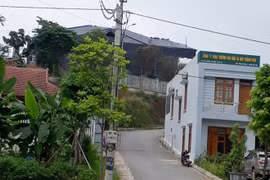 Lối vào công trình được cho là dinh thự của gia đình Giám đốc Công an tỉnh Yên Bái. Ảnh: Công Khanh.