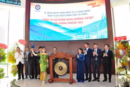 CEO Nguyễn Phương Thảo đánh cồng ngày chào sàn - Ảnh: HSX