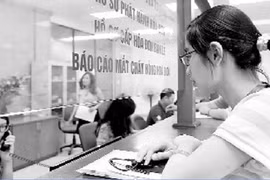 Doanh nghiệp đang làm thủ tục tại cơ quan thuế. Ảnh: Ngọc Thắng.