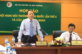 Ông Nguyễn Văn Tài - Tổng cục trưởng Tổng cục Môi trường trả lời tại một cuộc họp báo của Bộ Tài nguyên và Môi trường.