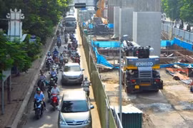 Nhiều hộ dân có đơn thư khiếu nại cho rằng thiết kế các ga ngầm của dự án không hợp lý, dẫn đến phải thu hồi nhà ở của nhiều hộ dân.