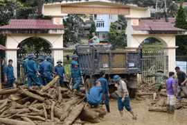 Lực lượng chức năng đang khắc phục hậu quả mưa lũ tại Yên Bái - Ảnh: Báo Yên Bái