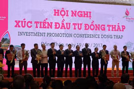 Ông Fung Kai Jin, Phó Tổng giám đốc VPBank cùng lãnh đạo các ngân hàng trao thỏa thuận vay vốn cho các doanh nghiệp