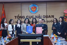 Bà Nguyễn Thu Hoa, Phó Tổng Giám đốc LienVietPostBank, đại diện LienVietPostBank,và ông Nguyễn Danh Thái, Phó Tổng cục trưởng Tổng cục Hải quan (đại diện Tổng cục Hải quan) tham gia ký kết thỏa thuận hợp tác. 