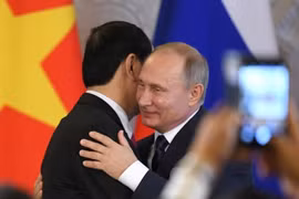 Chủ tịch nước Trần Đại Quang và Tổng thống Vladimir Putin. Ảnh: Reuters.