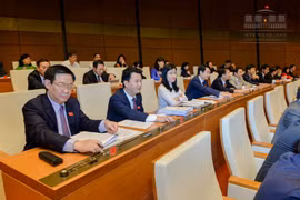 Các đại biểu bấm nút thông qua Nghị quyết thí điểm xử lý nợ xấu của các tổ chức tín dụng. Ảnh - Cổng TTĐT QH