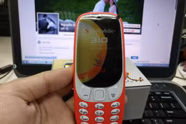 Mẫu di động bị cho là "nhái" kiểu dáng của Nokia 3310. Ảnh: Nguyễn Quân.