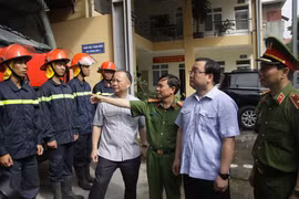 Bí thư Thành uỷ Hà Nội Hoàng Trung Hải (thứ 2 từ phải qua) tới thăm lực lượng cảnh sát PCCC. Ảnh: Võ Hải.